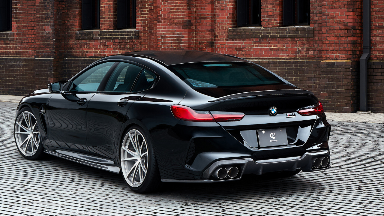 Стильный черный автомобиль BMW M8, 2020 года вид сзади