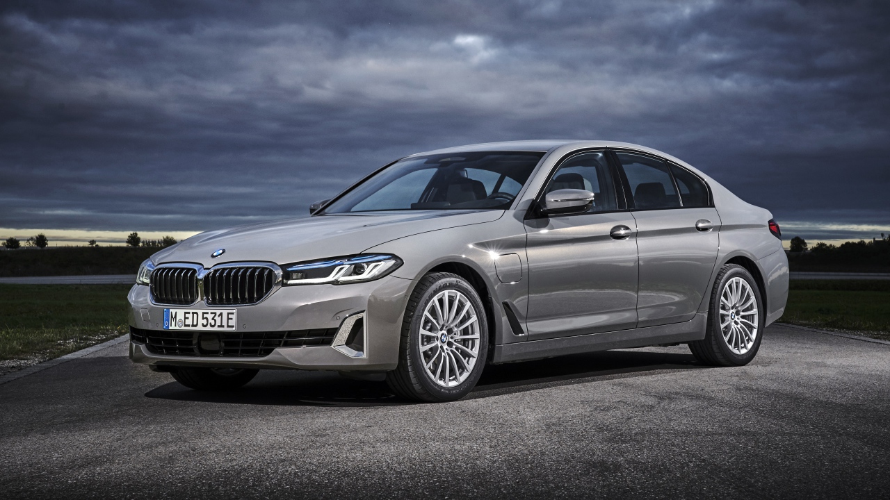 Серебристый автомобиль BMW 530e Luxury Line 2020 года 