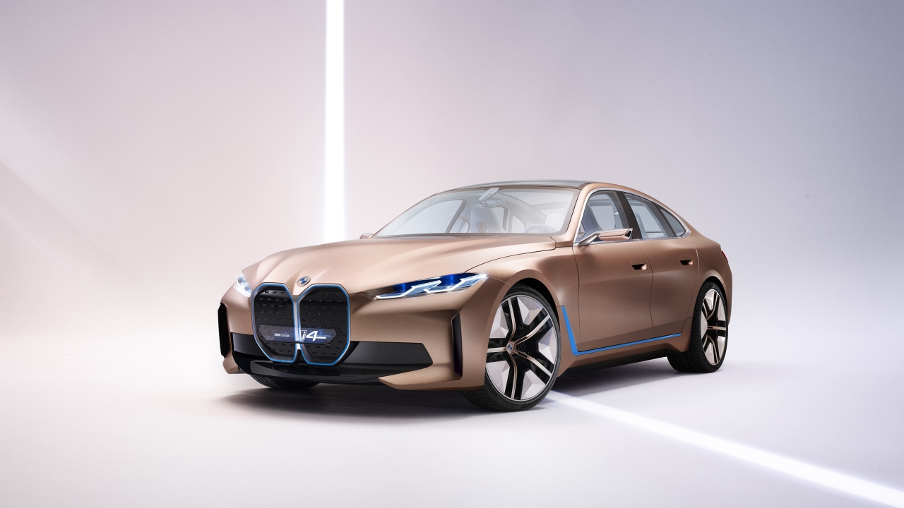 Автомобиль BMW Concept I4 2020 года на сером фоне