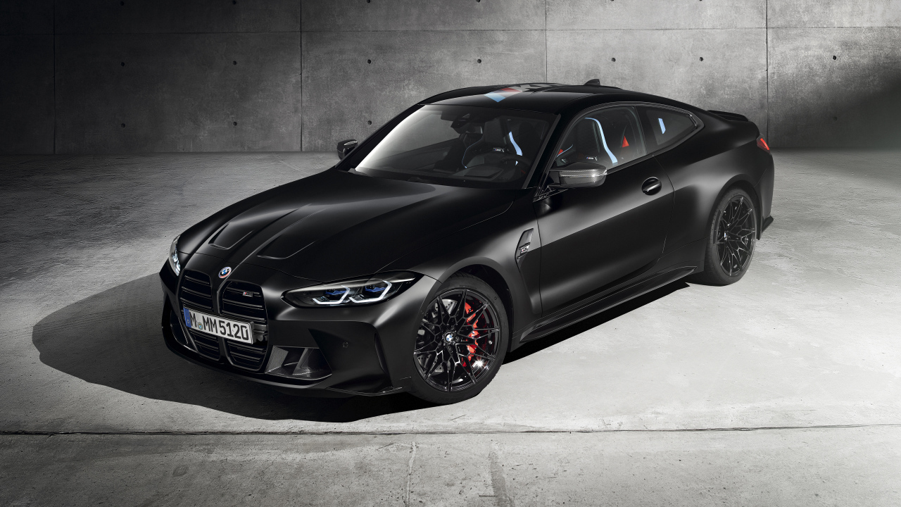 Черный автомобиль BMW M4 Competition X Kith 2020 года на фоне серой стены