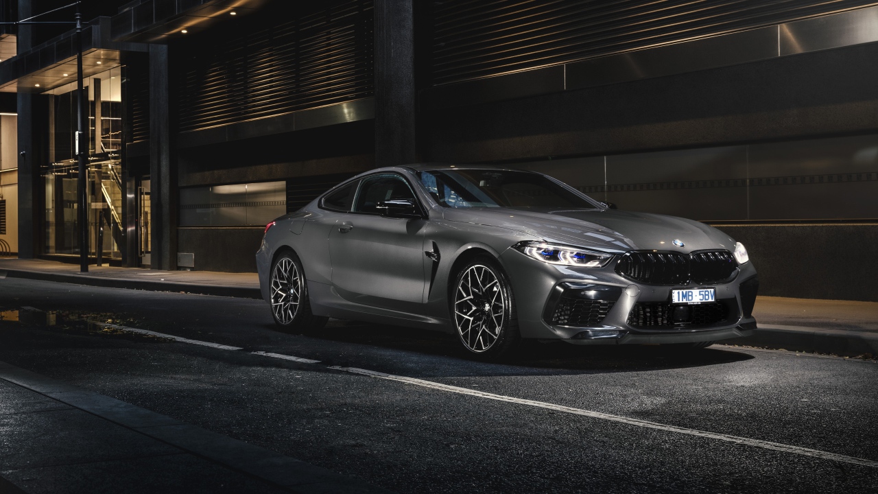 Автомобиль BMW M8 Competition Coupe 2020 года на улице города
