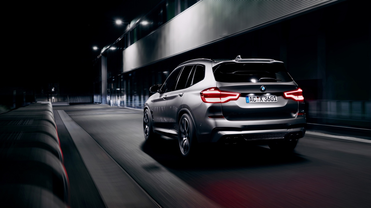 Автомобиль BMW X3 M 2020 года вид сзади
