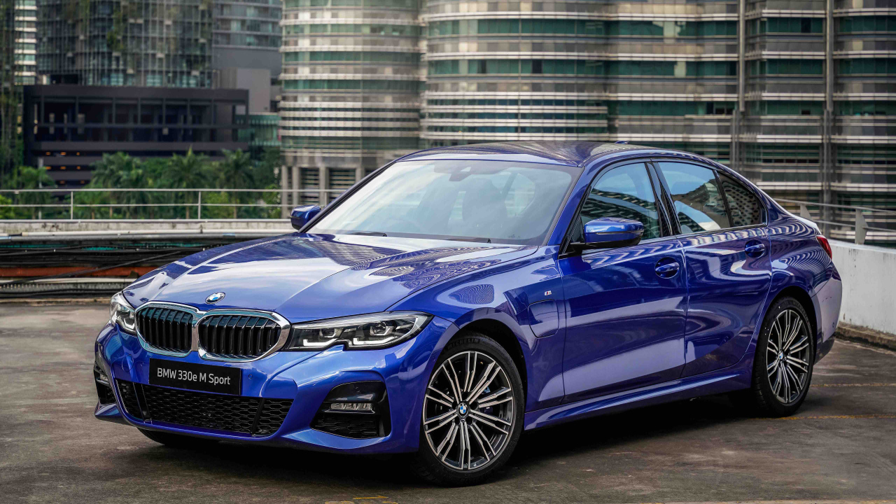 Синий автомобиль BMW 330e M Sport 2021 года