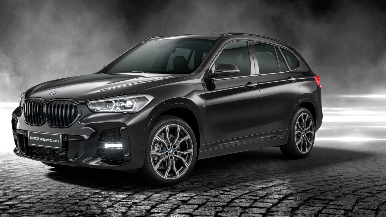 Черный автомобиль BMW X1 SDrive20i M Sport 25 Anos 2020 года в свете софитов