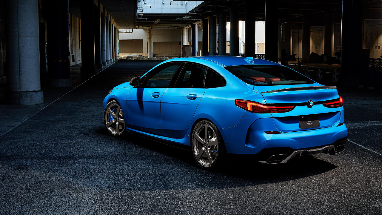 Синий автомобиль BMW 2 Series, 2020 года вид сзади
