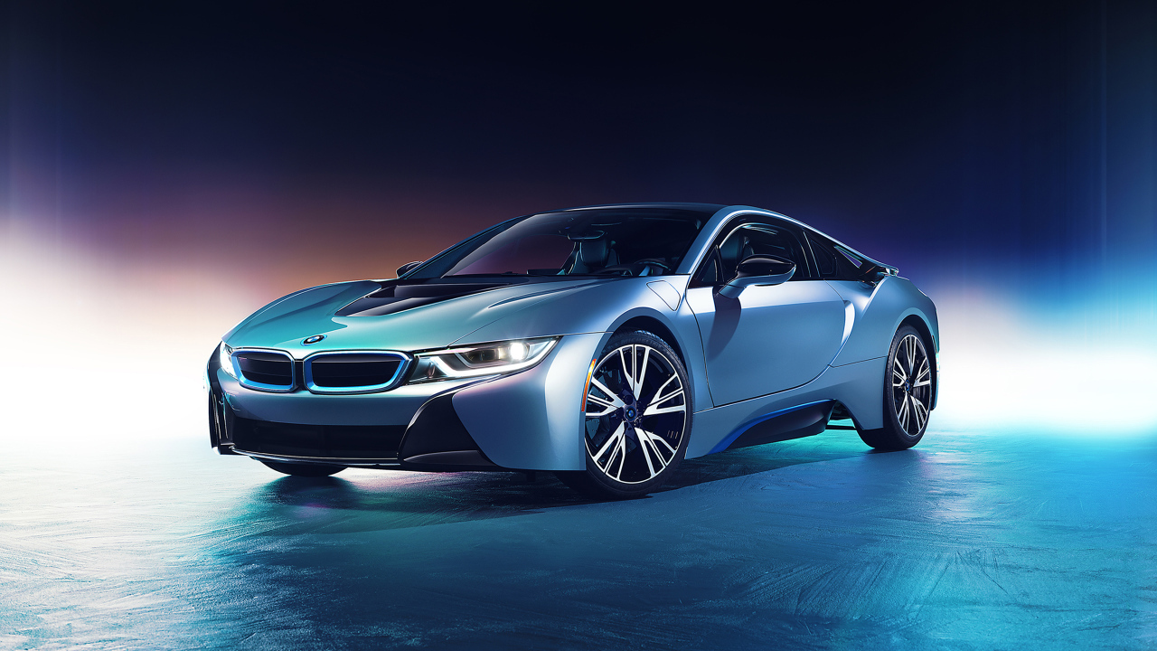 Серебристый автомобиль BMW I8 CGI
