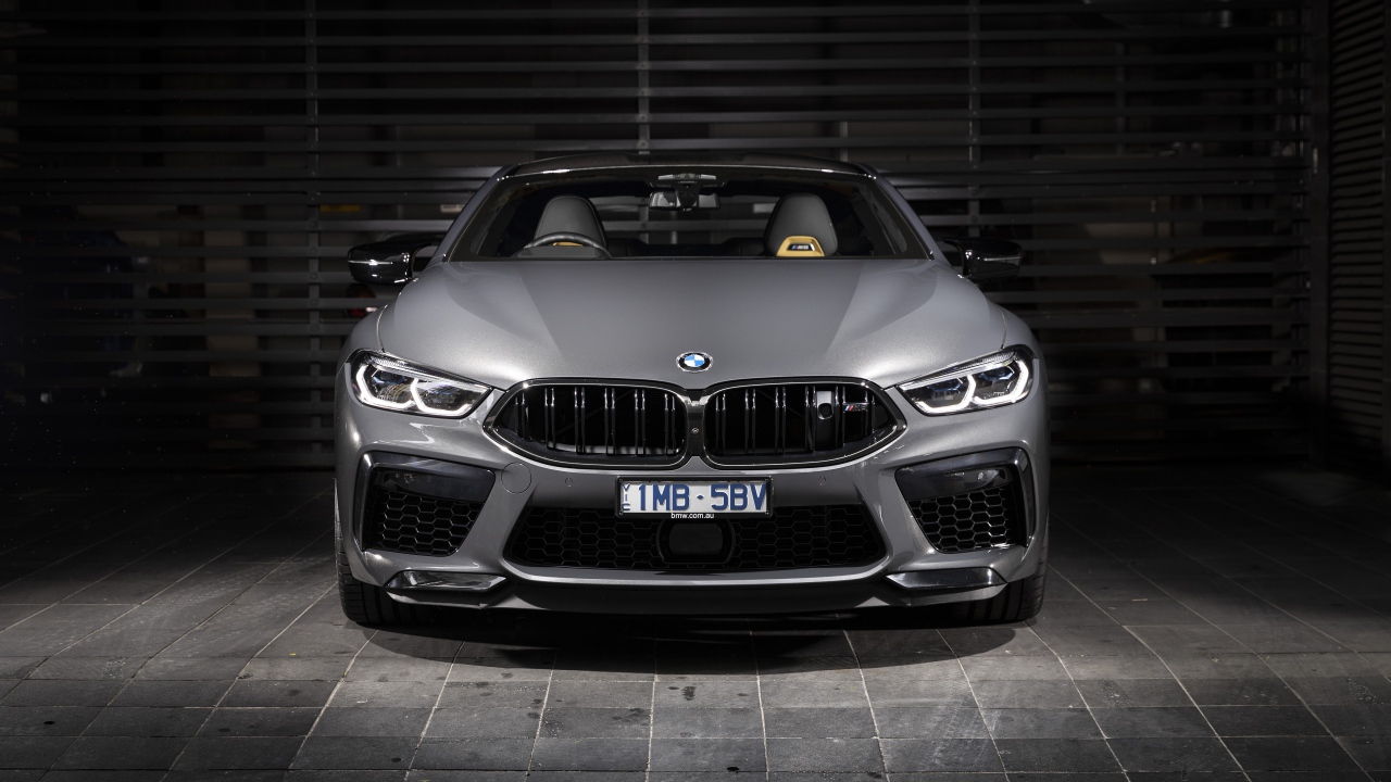 Серебристый автомобиль BMW M8,  2020 года