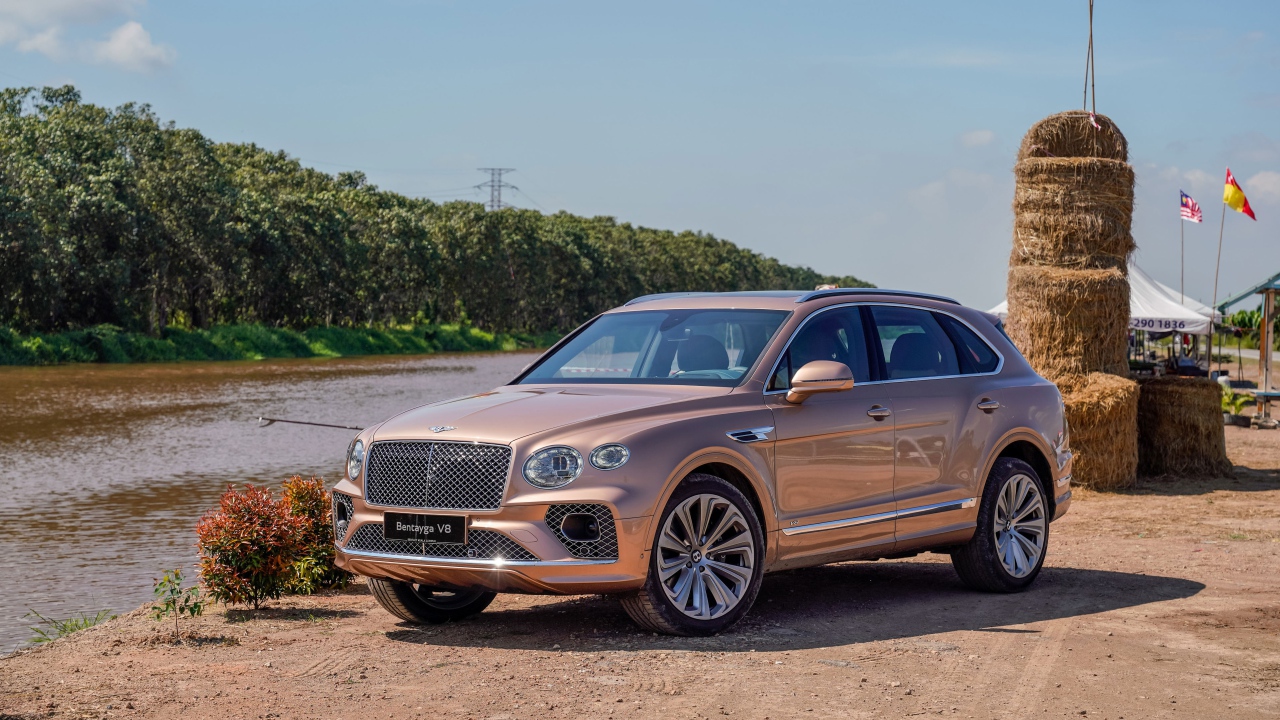 Автомобиль Bentley Bentayga V8 2020 года у реки