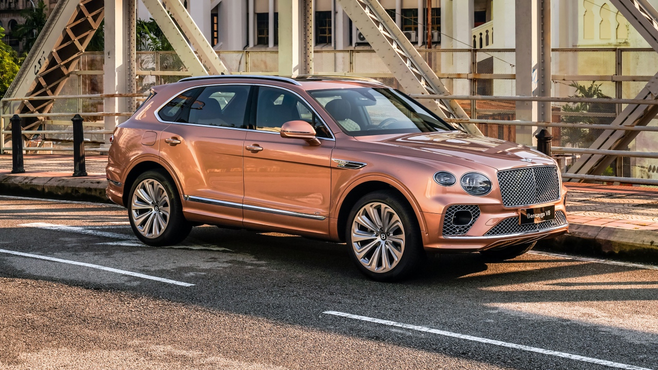 Кроссовер Bentley Bentayga V8 2020 года на мосту 