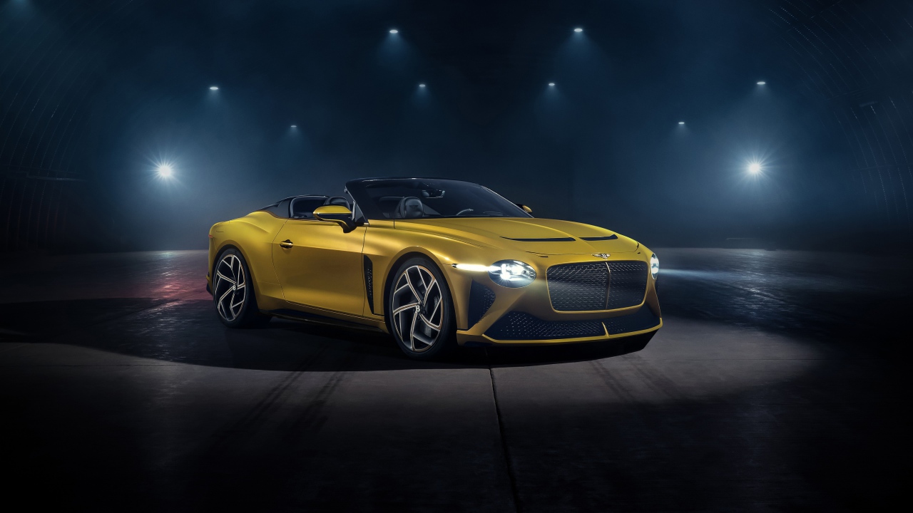 Желтый автомобиль Bentley Mulliner Bacalar 2020 года в свете софитов