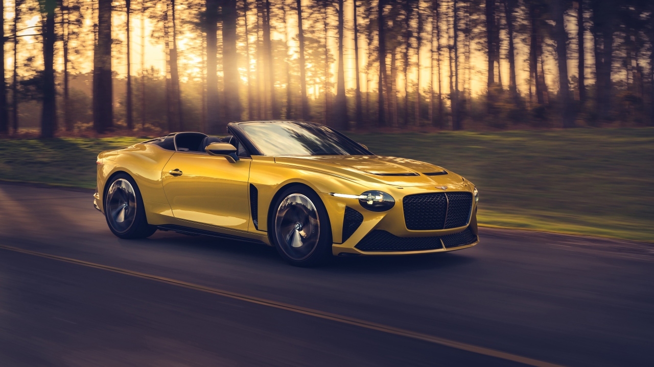 Желтый автомобиль Bentley Mulliner Bacalar 2020 года на трассе 