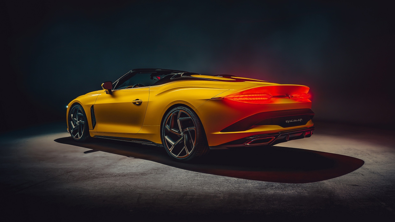 Желтый кабриолет Bentley Mulliner Bacalar 2020 года вид сзади