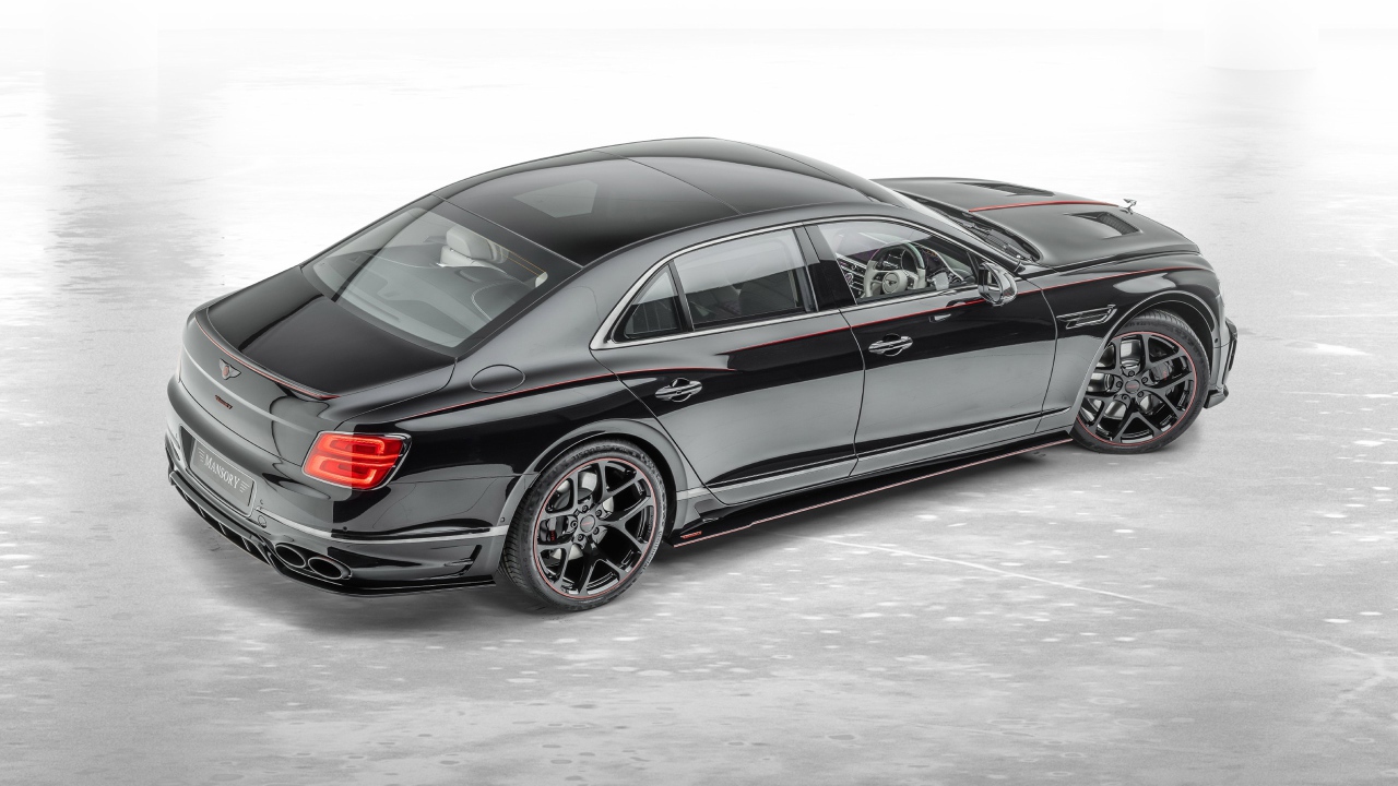Черный автомобиль Mansory Bentley Flying Spur 2020 года на сером фоне