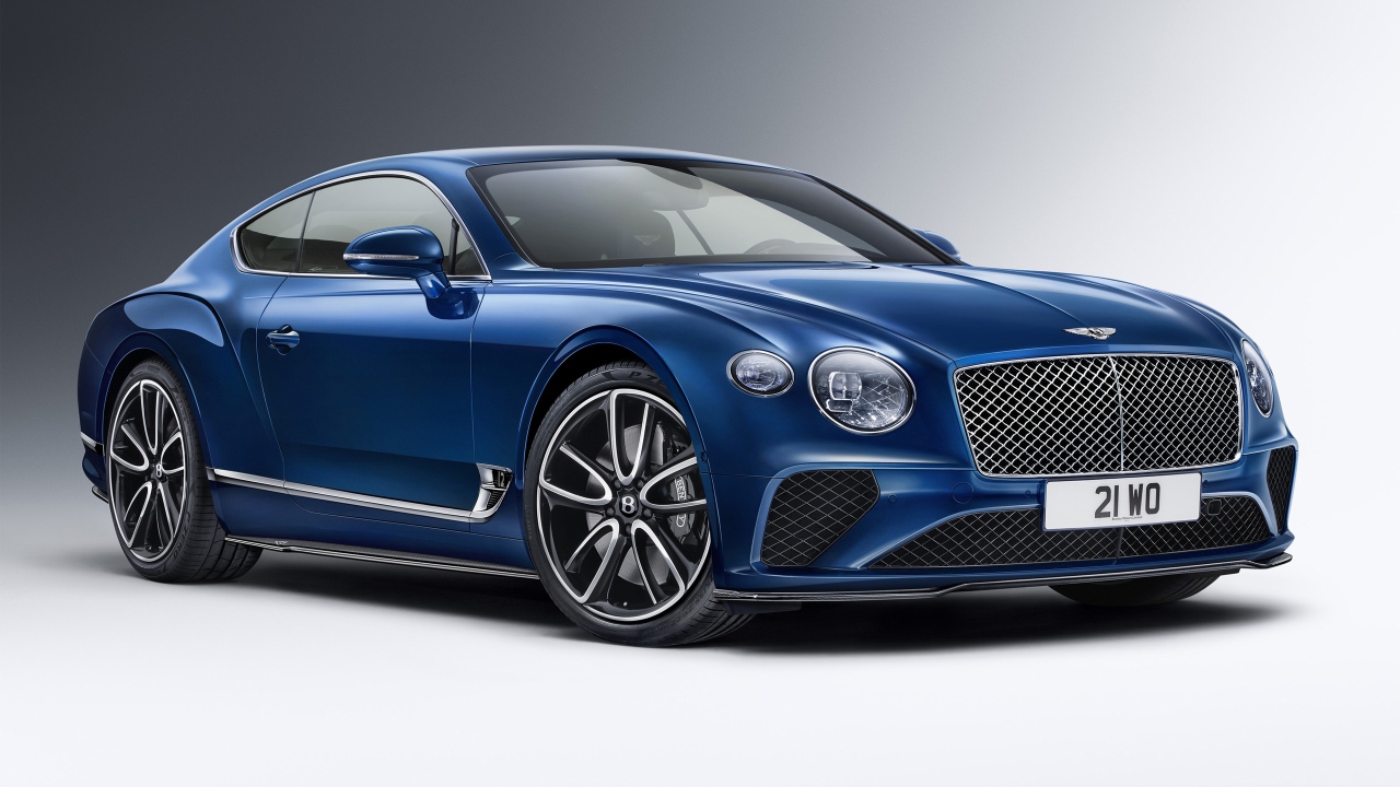 Синий автомобиль Bentley Continental GT Styling 2020 года на сером фоне вид спереди