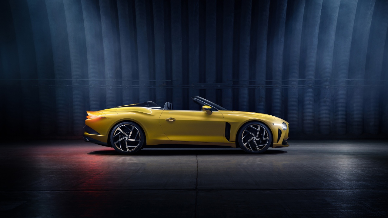 Желтый кабриолет Bentley Mulliner Bacalar 2020 года вид сбоку 