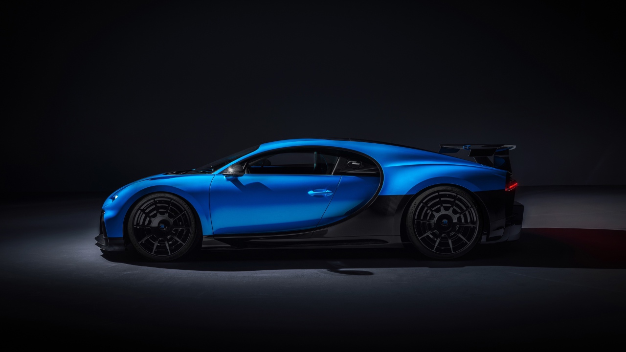 Быстрый автомобиль Bugatti Chiron Pur Sport 2020 года на сером фоне