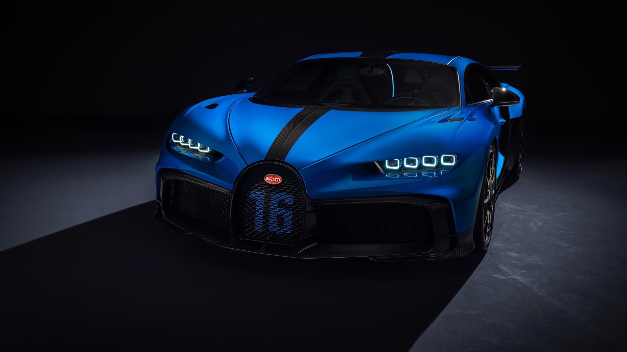 Быстрый дорогой автомобиль Bugatti Chiron Pur Sport 2020 года на черном фоне