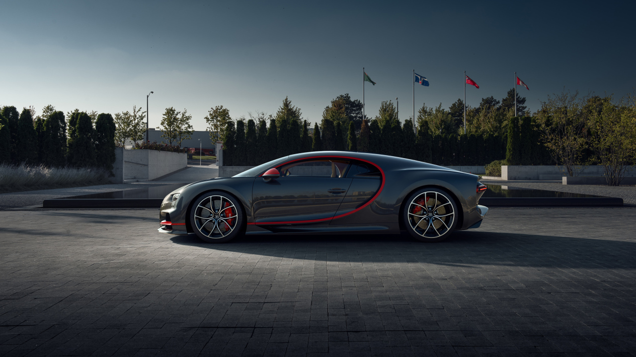 Серый автомобиль Bugatti Chiron CGI в парке