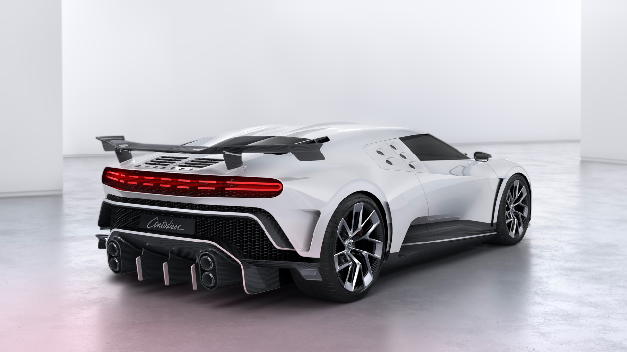 Белый автомобиль Bugatti Centodieci 2019 года вид сзади 