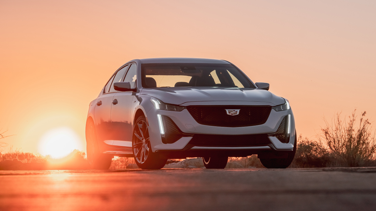 Автомобиль Cadillac CT5-V, 2020 года на фоне заката