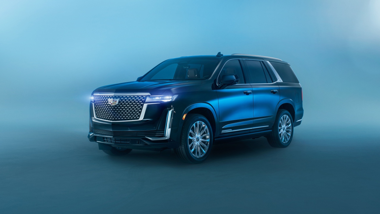 Большой Cadillac Escalade, 2021 года на сером фоне