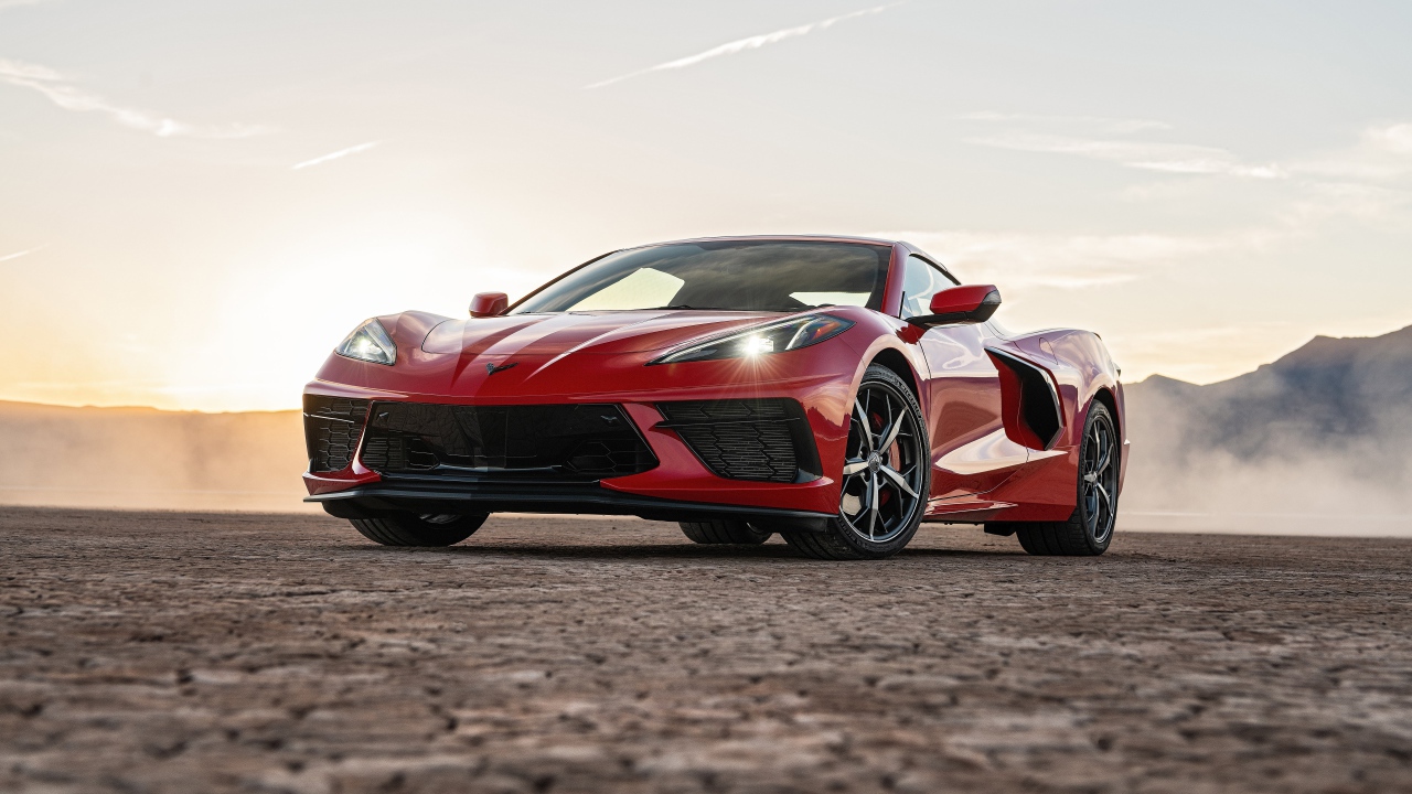 Красный автомобиль  Chevrolet Corvette Stingray Z51, 2020 года с включенными фарами