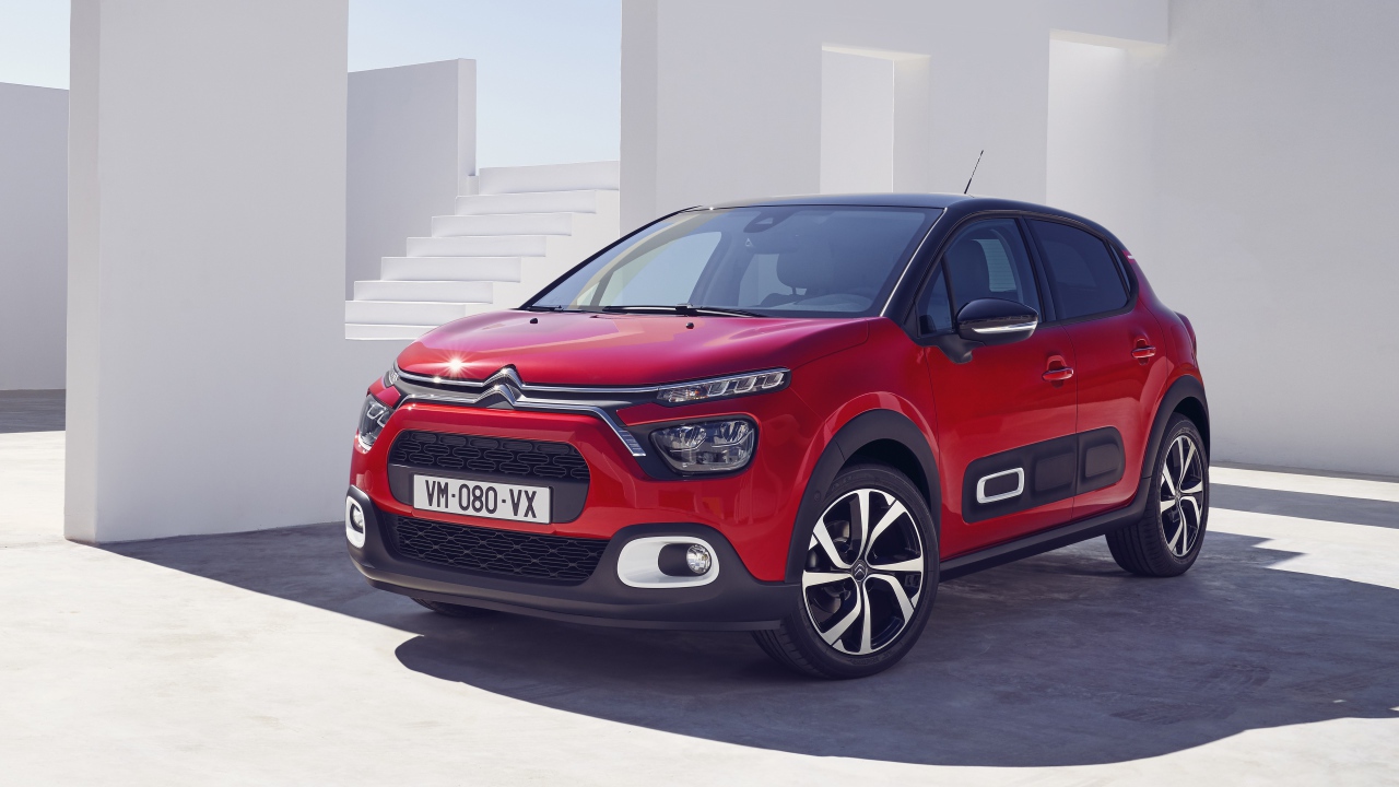 Красный внедорожник Citroen C3, 2020 года в лучах солнца