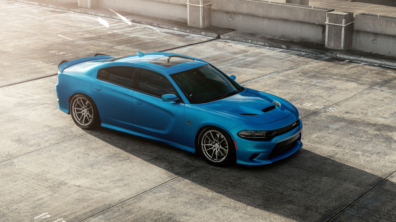 Синий автомобиль Dodge Charger SRT Hellcat 