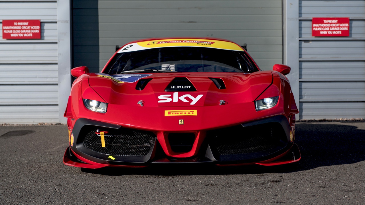 Гоночный автомобиль Ferrari 488 Challenge Evo 2020 года 