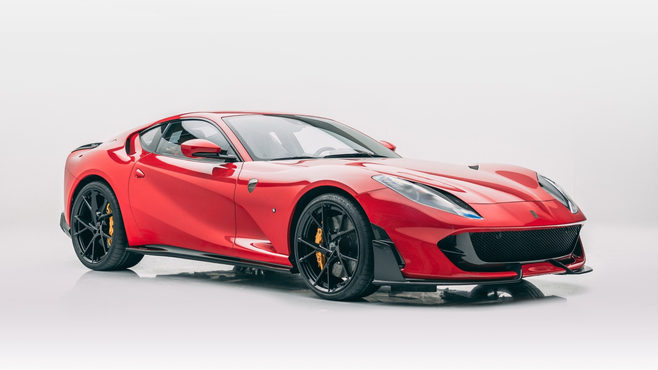 Красный быстрый автомобиль Mansory Ferrari 812 Superfast Soft Kit 2020 года на сером фоне