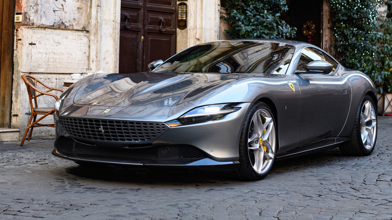 Серебристый автомобиль Ferrari Roma 2020 года 