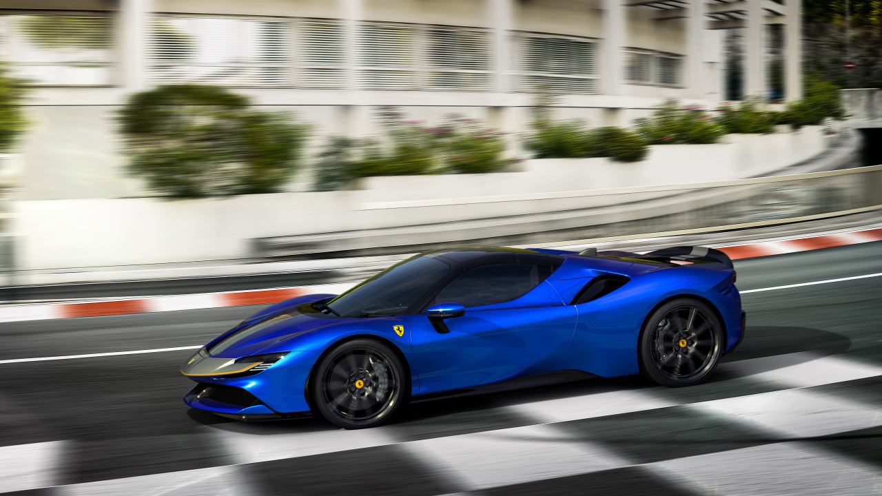 Синий спортивный автомобиль Ferrari SF90 Spider Assetto Fiorano 2021 года на трассе