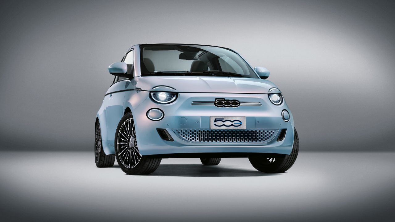 Маленький автомобиль Fiat 500 La Prima France Cabrio 2020 года на сером фоне