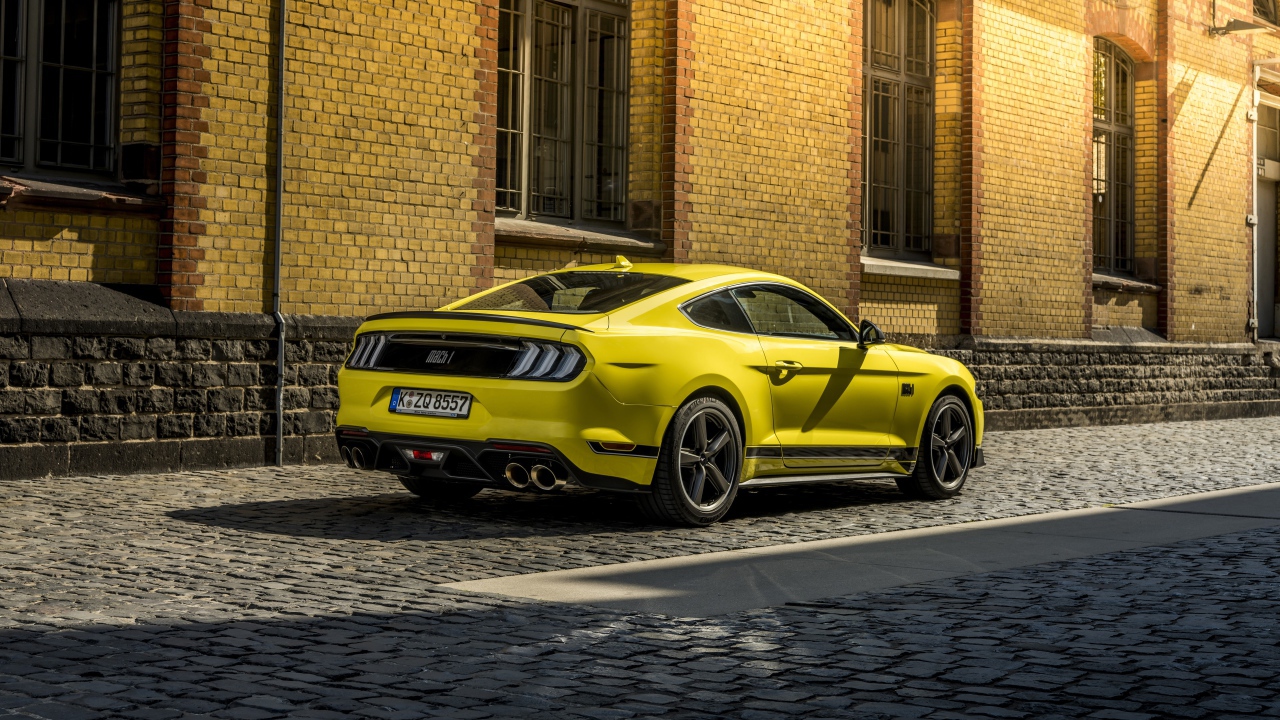 Желтый автомобиль Ford Mustang Mach 1 2021 года вид сзади