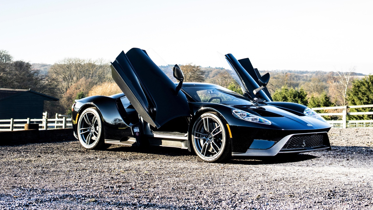 Черный спортивный автомобиль Ford GT с открытыми дверями