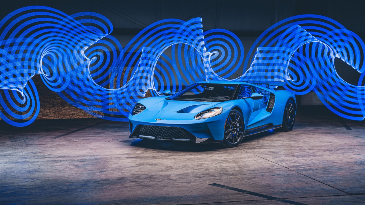 Синий автомобиль Ford GT на фоне рисунка