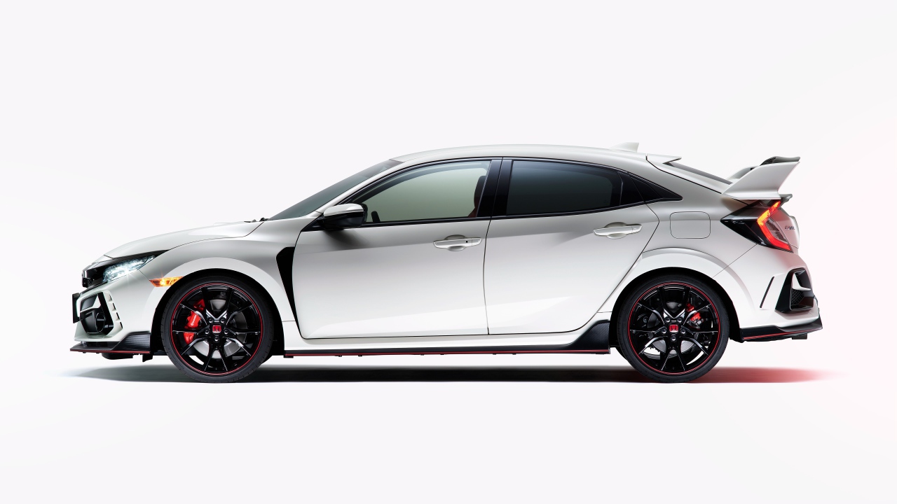Автомобиль Honda Civic Type R 2020 года вид сбоку на белом фоне