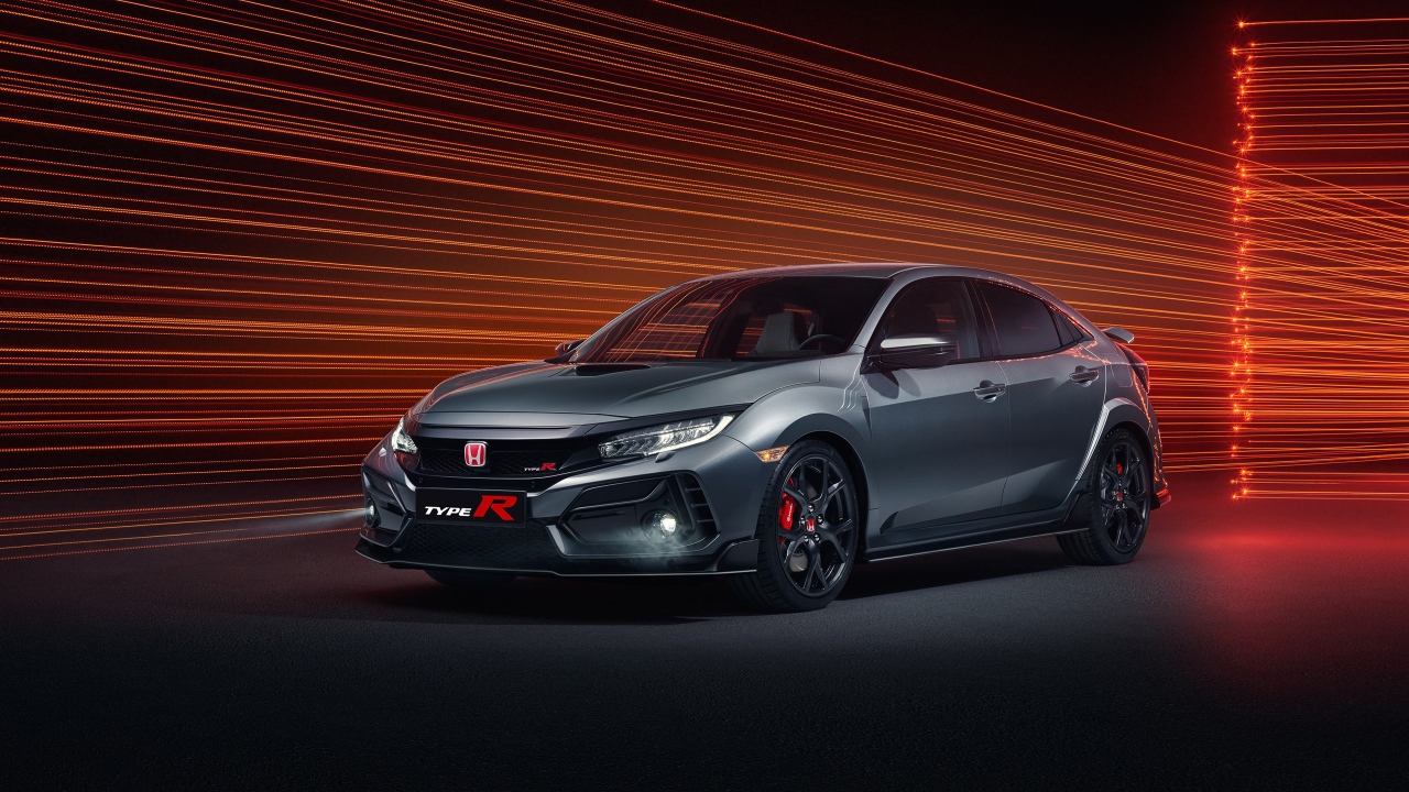 Серебристый автомобиль Honda Civic Type R Sport Line 2020 года на фоне лучей 