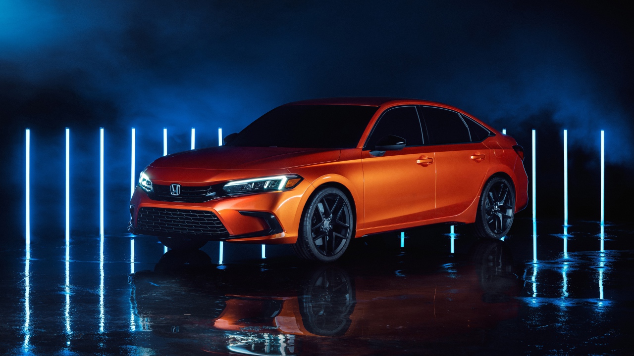 Оранжевый автомобиль  Honda Civic, 2022 года вид спереди