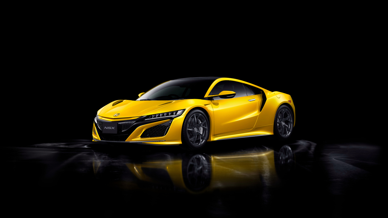 Желтый автомобиль Honda NSX на черном фоне