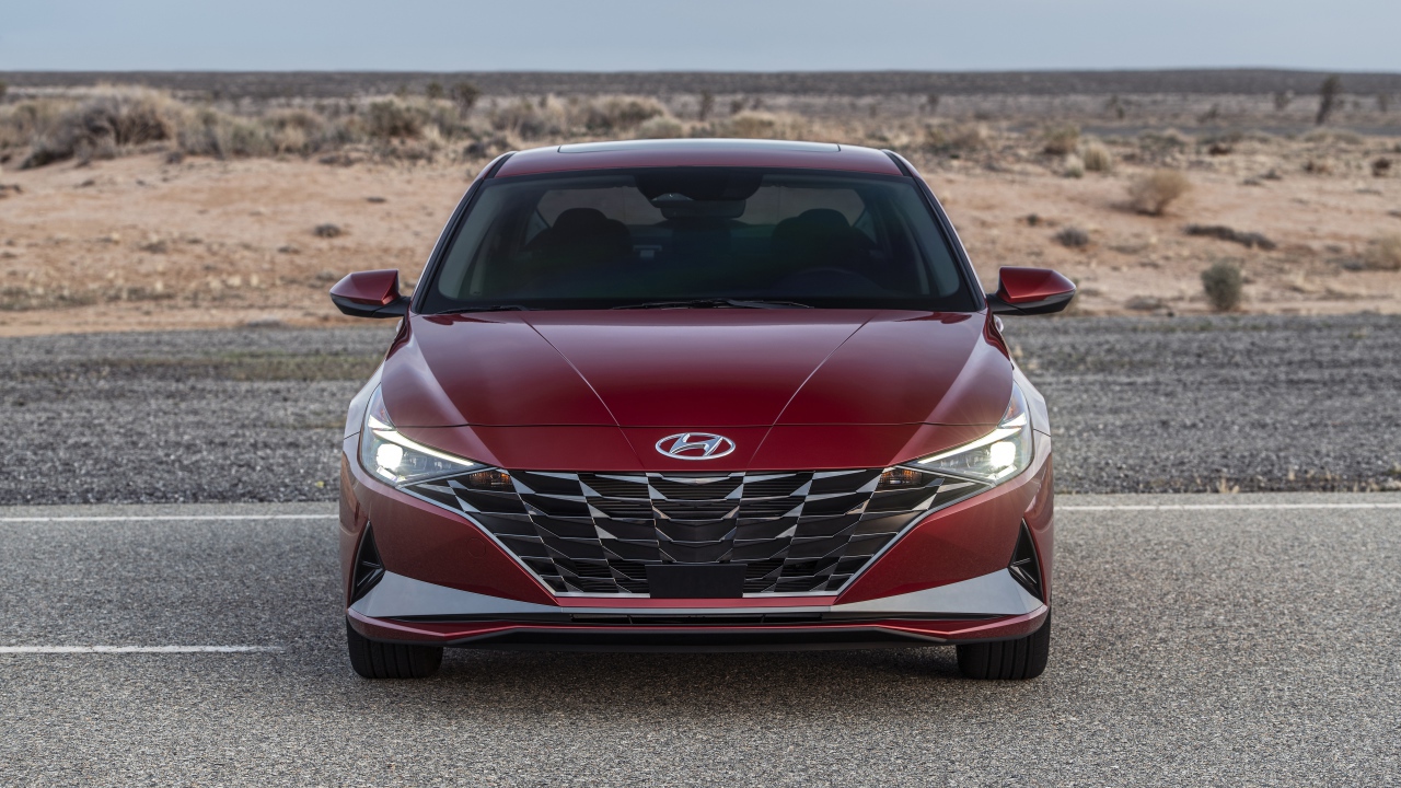 Красный автомобиль  Hyundai Elantra, 2021 года на пустыре