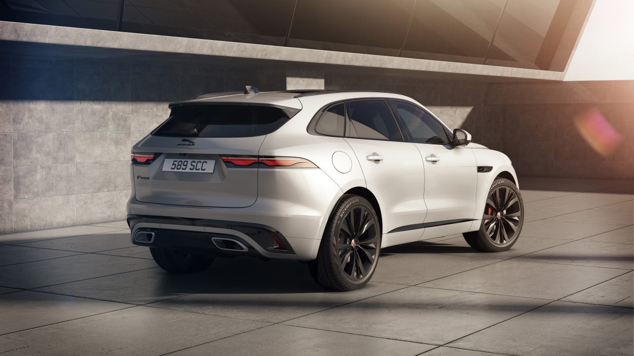 Автомобиль Jaguar F-Pace R-Dynamic Black Pack 2020 года вид сзади