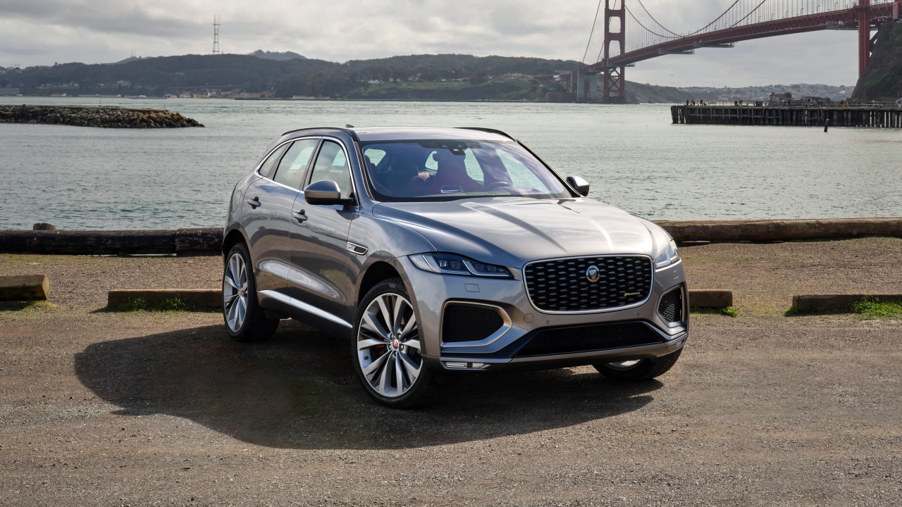 Серебристый автомобиль Jaguar F-Pace R-Dynamic 2020 года у реки 