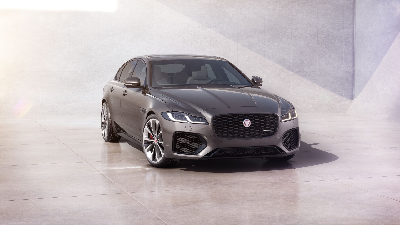 Автомобиль Jaguar XF P300 AWD R-Dynamic 2020 года у серой стены 