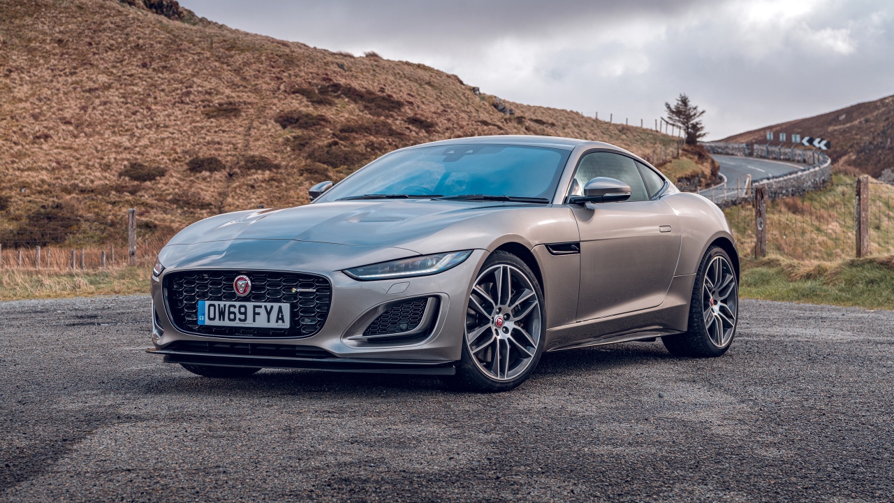 Серебристый Jaguar F-Type P450 R-Dynamic 2020 года 