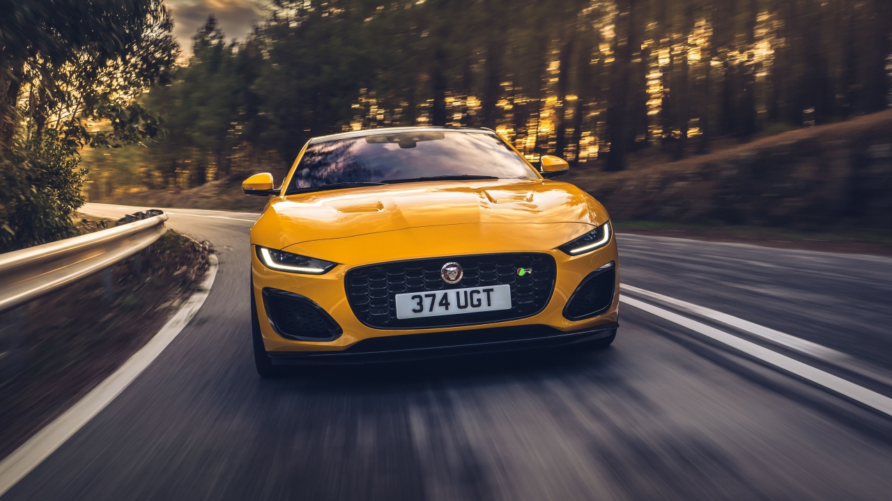 Желтый автомобиль Jaguar F-Type R Coupe 2020 года на трассе 