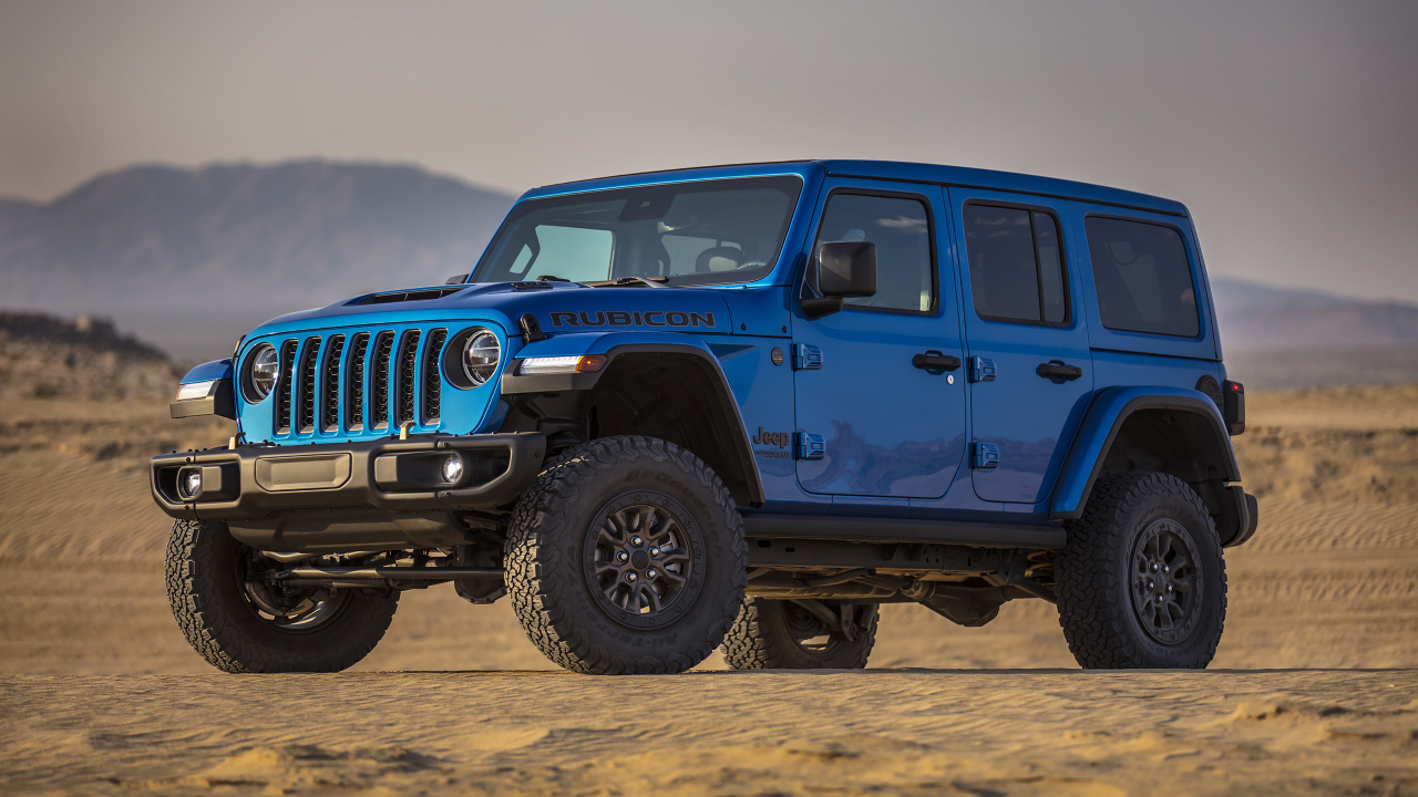 Синий Jeep Wrangler Unlimited Rubicon 392, 2021 года в пустыне