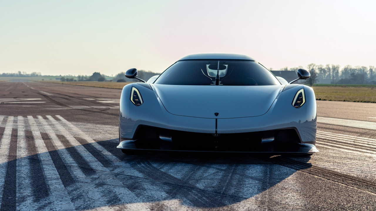 Автомобиль Koenigsegg Jesko Absolut 2020 года на трассе 