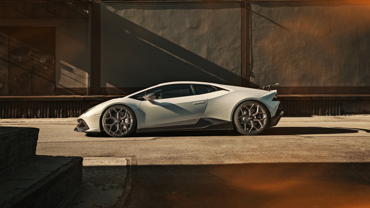 Белый автомобиль  Lamborghini Huracan EVO 2020 года 