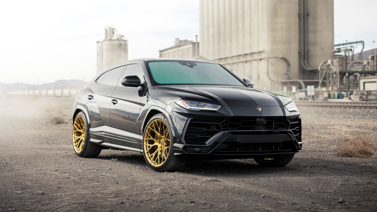 Черный внедорожник  Lamborghini Urus 2020 года на фоне завода